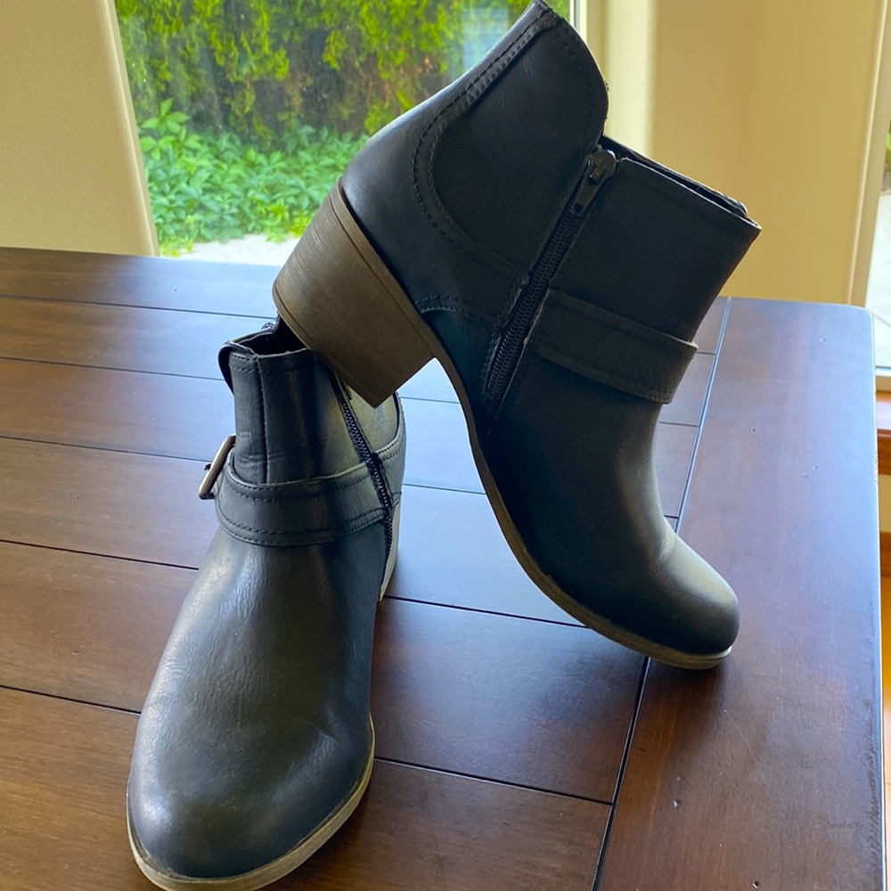 Super cute black zipper booties size 10 womens.
